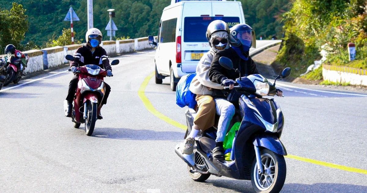 Dòng người lỉnh kỉnh hành lý vượt đèo Hải Vân về quê đón Tết