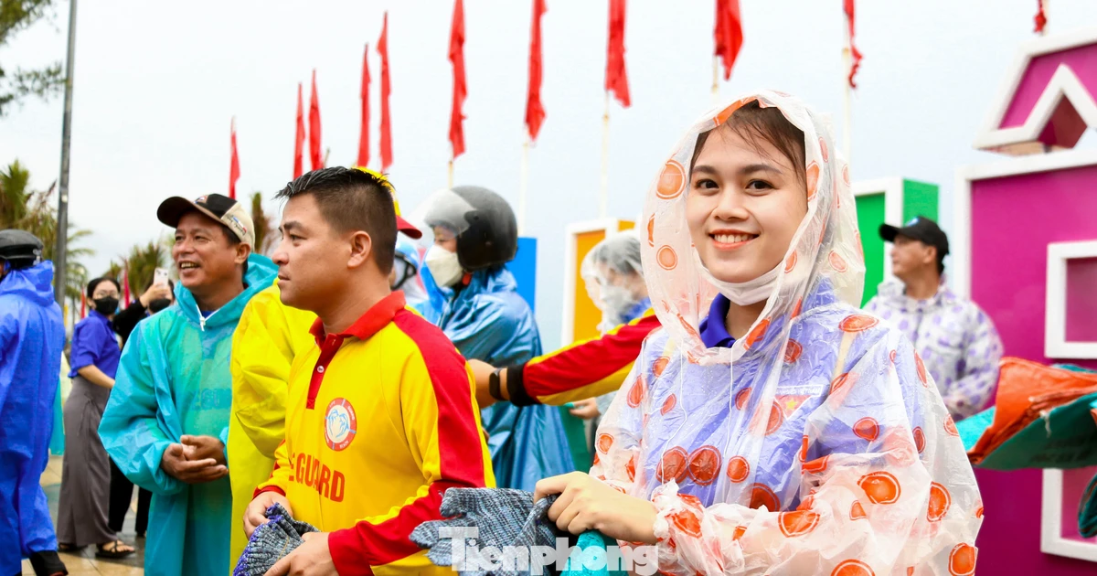 Bạn trẻ Đà Nẵng đội mưa ra quân “Ngày Chủ nhật xanh”