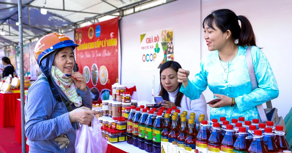 Đi chợ Tết chỉ bán hàng Việt ở Đà Nẵng