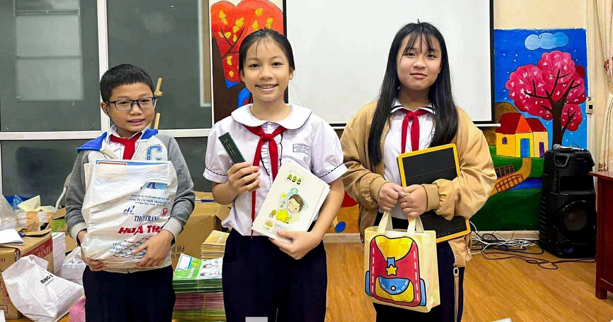 Dành dụm từng đồng lẻ, học sinh Đà Nẵng góp sách vở tặng bạn vùng lũ