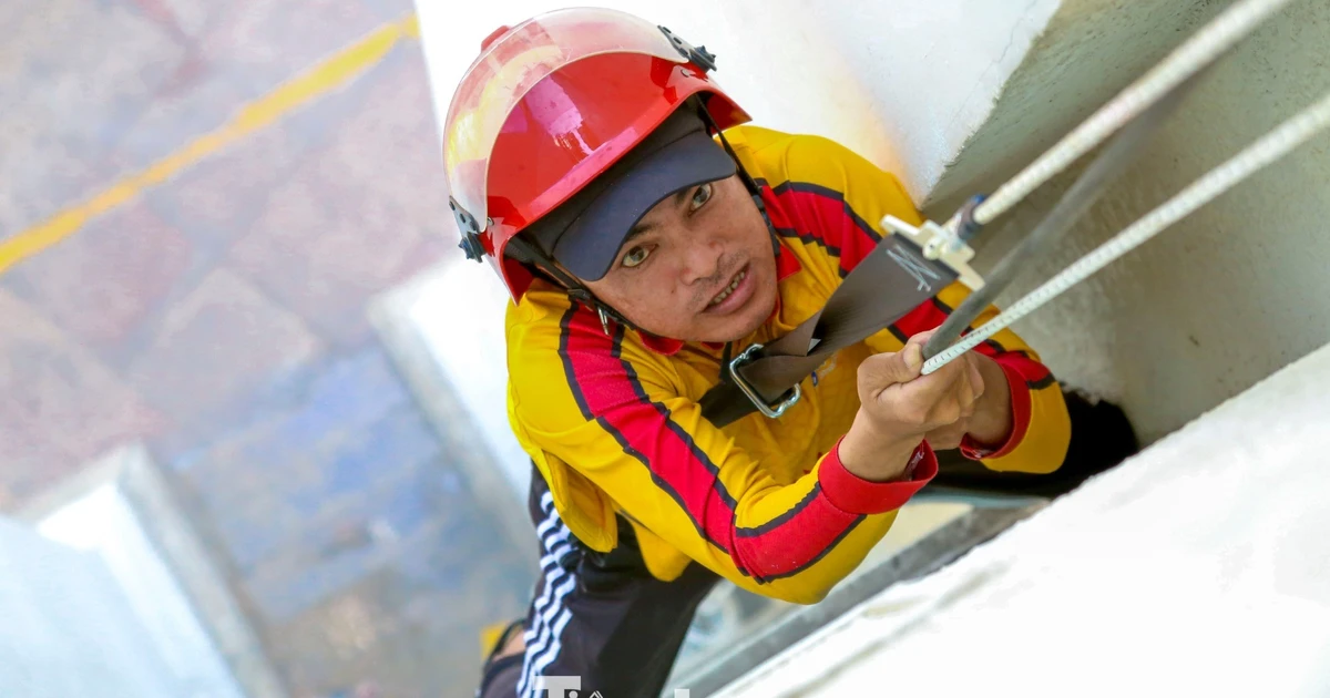 Dùng dây, xe thang diễn tập cứu nhiều người mắc kẹt trong đám cháy ở Đà Nẵng