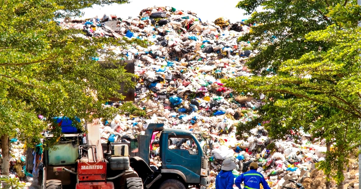 Rác chất cao như núi, vây kín nghĩa trang ở Đà Nẵng