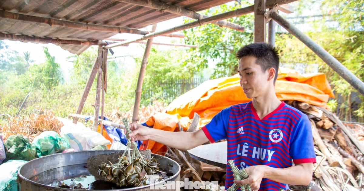 Giữ hương vị truyền thống qua những mẻ bánh ú tro dịp Tết Đoan Ngọ