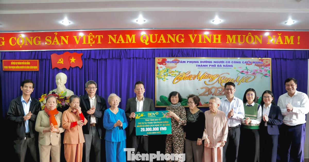 BIDV và Báo Tiền Phong thăm hỏi, tặng quà người có công tại Đà Nẵng dịp Tết