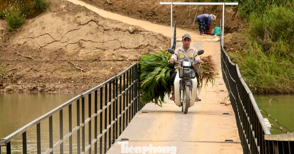 Qua cầu tạm chênh vênh, người dân Đà Nẵng mong mỏi chờ cầu mới