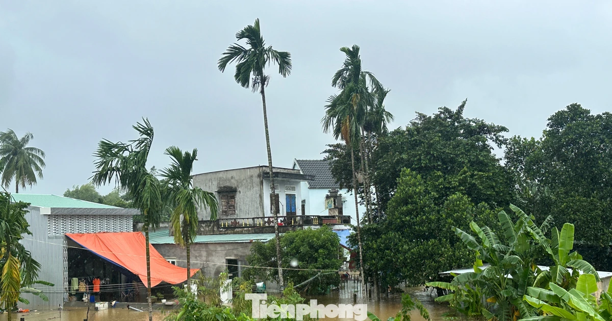 Đà Nẵng vẫn mênh mang nước, nhiều tuyến đường bị chia cắt