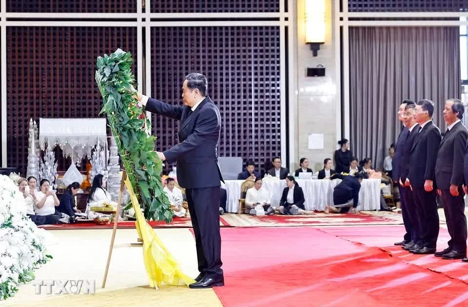 Chủ tịch Quốc hội Trần Thanh Mẫn viếng Chủ tịch Quốc hội Lào Xaysomphone Phomvihane