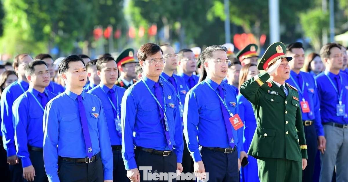 Đại biểu Đại hội Đoàn toàn quốc XIII báo công và vào Lăng viếng Bác