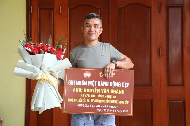 Khoảnh khắc người hùng lao từ độ cao 10m xuống sông Lam cứu hai mẹ con