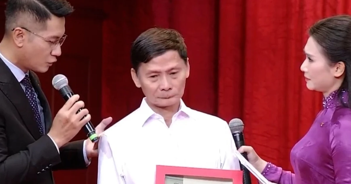 TP NOW: Khoảnh khắc xúc động khi thân nhân nhận lại kỷ vật của liệt sĩ