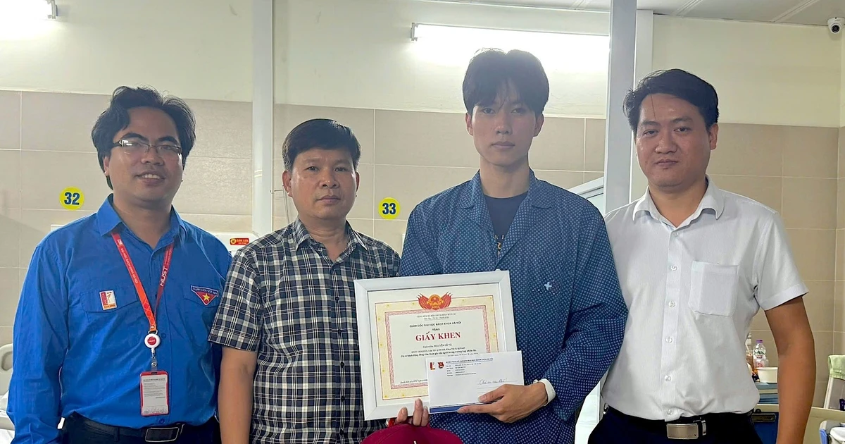 Đại học Bách khoa Hà Nội tặng giấy khen cho nam sinh lao vào đám cháy cứu người