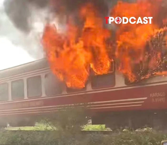 NÓNG 17/4: Thông tin vụ tàu hỏa bốc cháy 2 toa chở khách