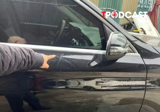 NÓNG 14/2: Tin mới vụ xe Mercedes bị cào xước, bẻ gương, đập kính khi đỗ trước trung tâm tiếng Anh