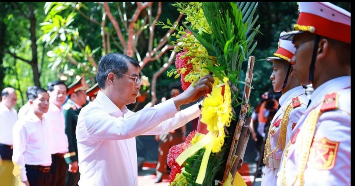 Thủ tướng Lê Minh Hưng tri ân các anh hùng liệt sỹ tại tỉnh Quảng Trị
