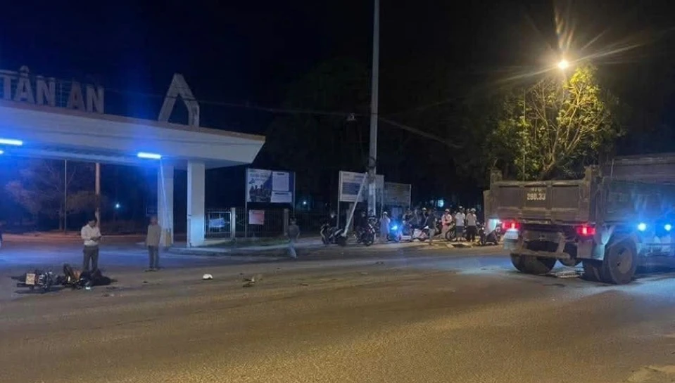 Xe ben và xe máy va chạm trước cổng cụm công nghiệp, hai người tử vong