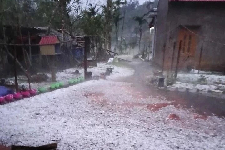Nhiều nhà bị tốc mái, ô tô vỡ kính do mưa đá, giông lốc ở Thái Nguyên