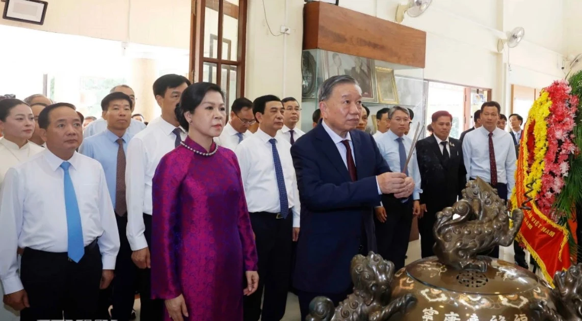 Tổng Bí thư, Chủ tịch nước dâng hương tưởng niệm Chủ tịch Hồ Chí Minh tại Thái Lan