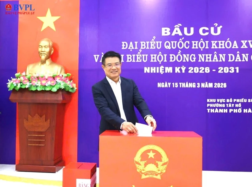 Viện trưởng Viện KSND tối cao Nguyễn Huy Tiến bỏ phiếu bầu cử tại Hà Nội