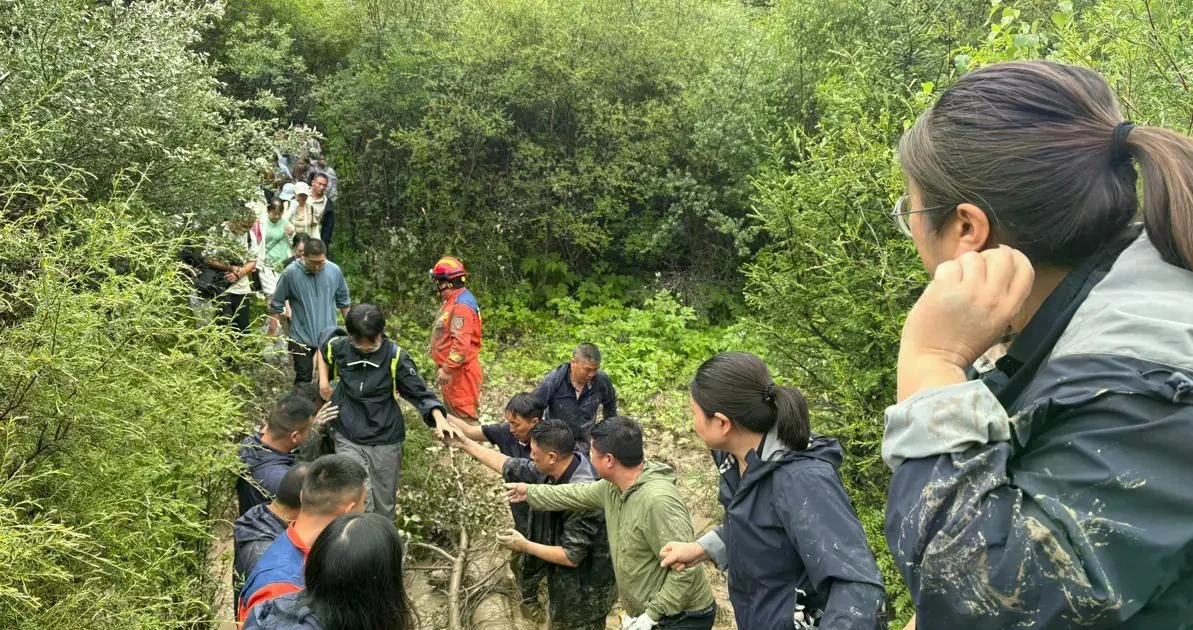 Sơ tán khẩn cấp hơn 2.300 người khỏi 'thiên đường hạ giới'