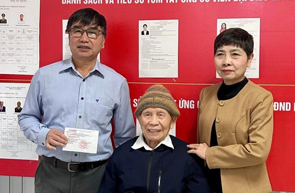 Cử tri 100 tuổi từng tham gia tất cả các kỳ bầu cử Quốc hội đi bỏ phiếu sớm