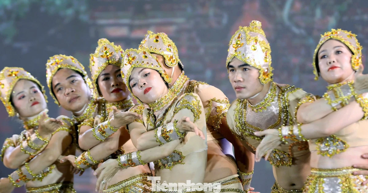Mãn nhãn màn múa của hàng chục nghệ sĩ tôn vinh vẻ đẹp trường tồn của tháp cổ Ponagar