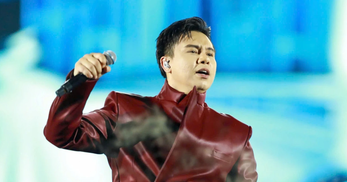 'Nổi da gà' với Đông Hùng ở concert Thanh xuân