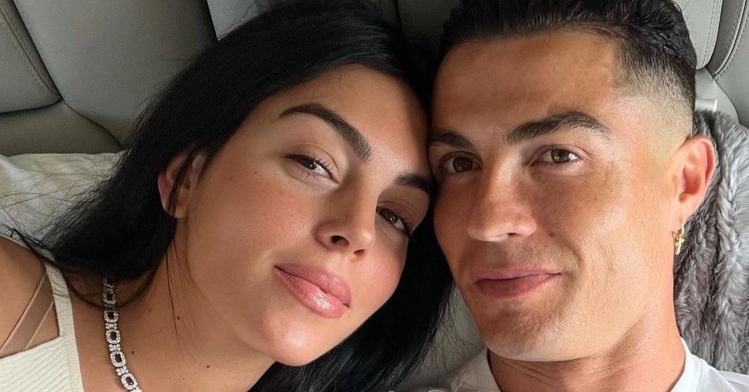 Bạn gái Ronaldo tặng quà vợ Messi