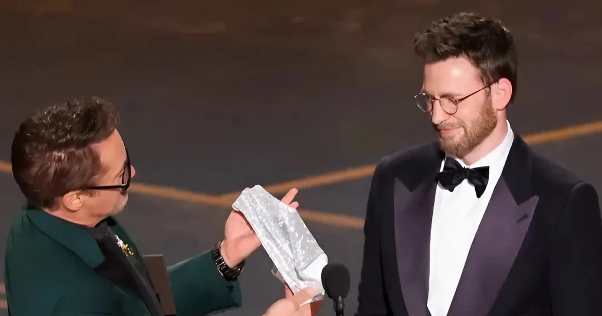 Khoảnh khắc tặng nội y gây sốc ở Oscar