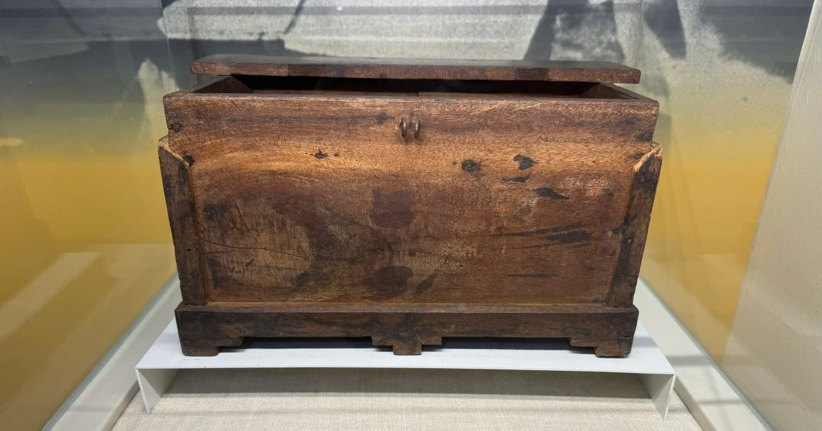 Cận cảnh hòm phiếu quý hiếm của ngày Tổng tuyển cử đầu tiên