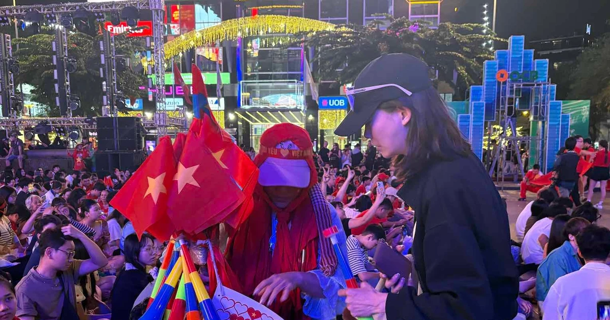 Khách nước ngoài kể 'đi bão' ăn mừng bóng đá độc nhất vô nhị ở Việt Nam