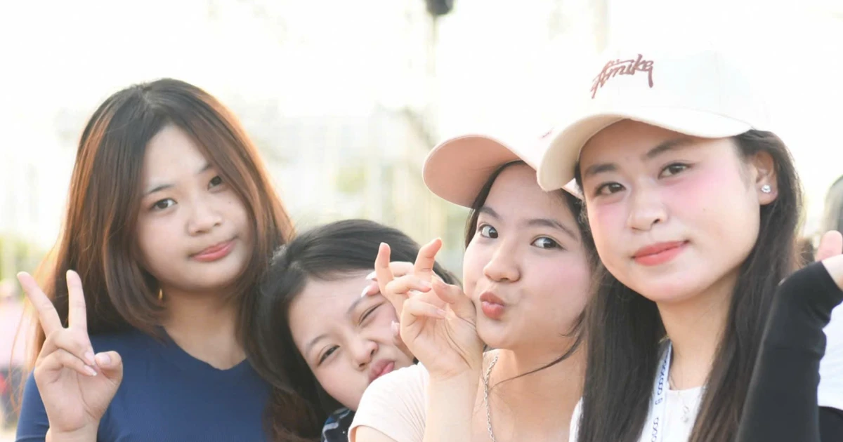 Hàng trăm nữ sinh Đại học Sư phạm Hà Nội khoe sắc trên sân khấu concert Thanh xuân