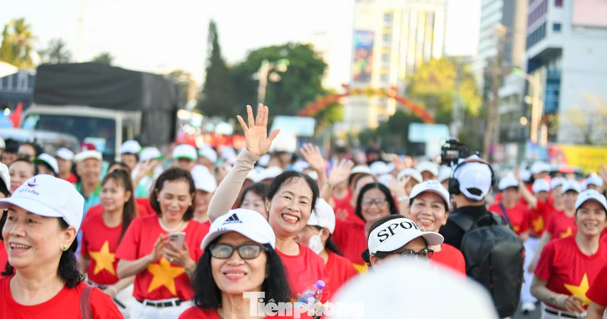 Màn nhảy dân vũ bùng nổ Quảng trường 2/4 - Nha Trang