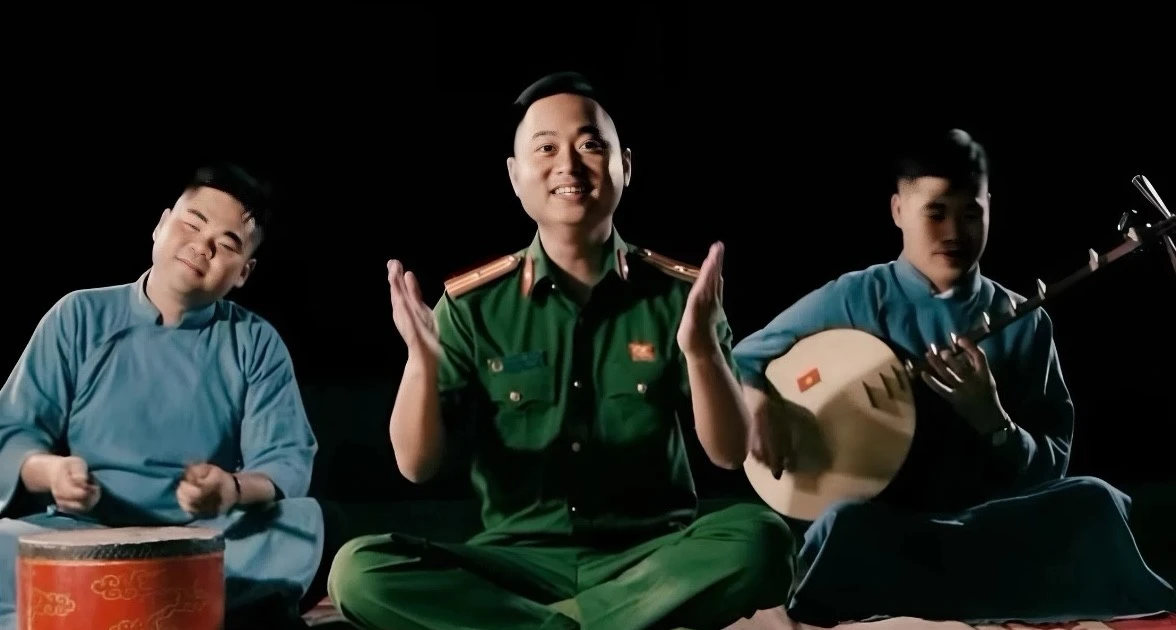 Video hát xẩm của thiếu tá công an gây sốt