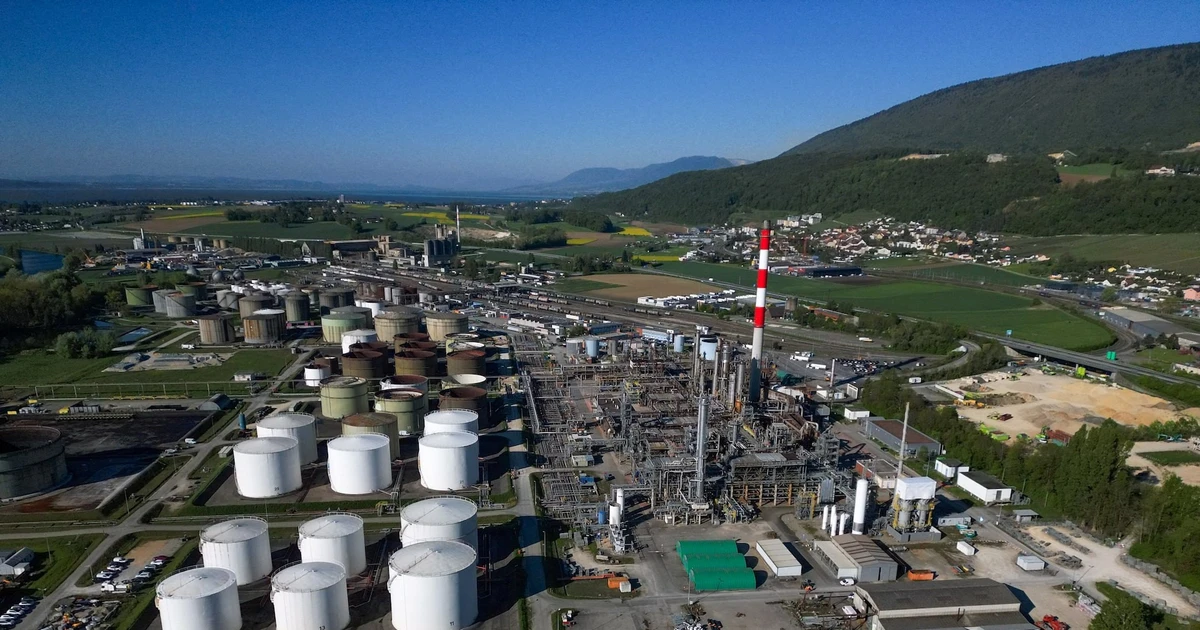 Giá dầu thế giới vượt 106 USD/thùng