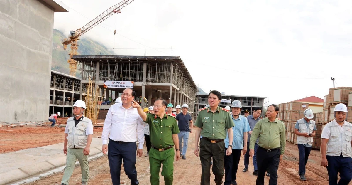 AMACCAO cùng lực lượng Công an vượt núi hiểm trở, gieo chữ nơi 'một tiếng gà gáy ba nước cùng nghe'
