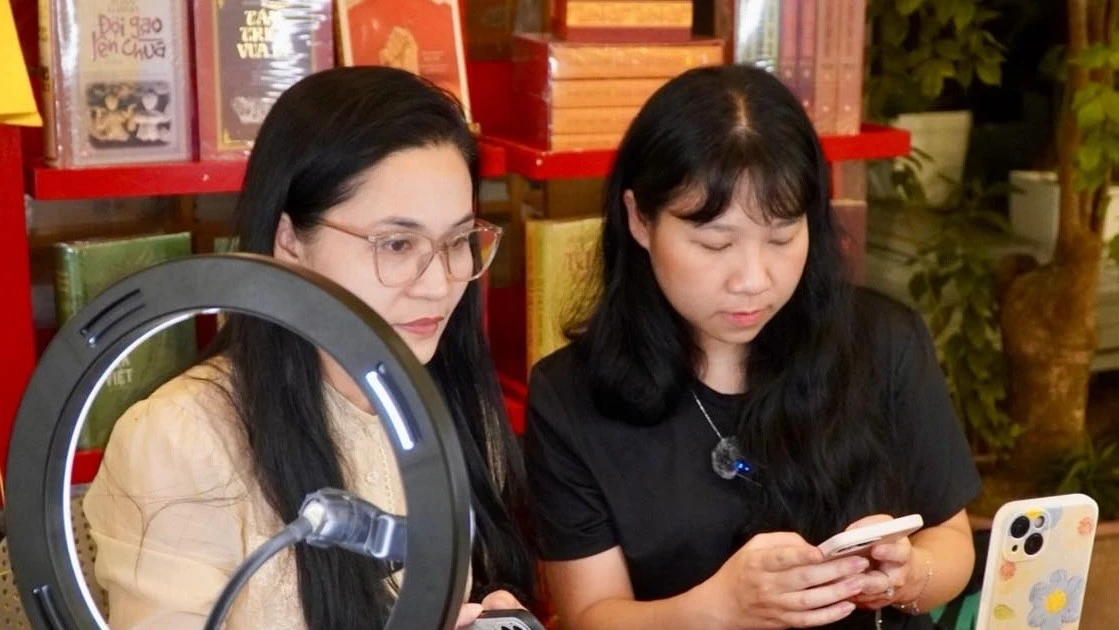 14 nhà xuất bản Việt livestream bán sách đến nửa đêm
