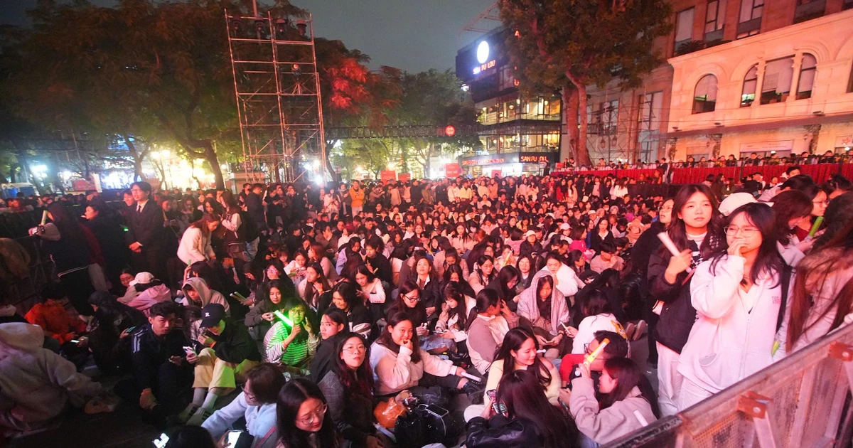 Biển người đổ về trước Nhà hát Lớn Hà Nội