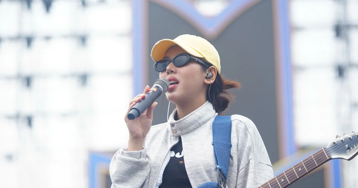 Em xinh Muộii đội nắng tổng duyệt concert Thanh xuân ở Trường đua F1