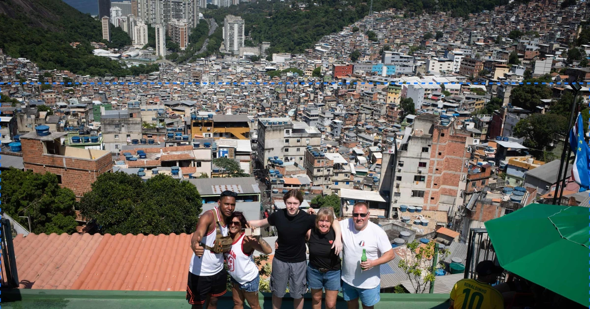 Háo hức xếp hàng 2 tiếng để được check-in 'cổng trời' khu ổ chuột