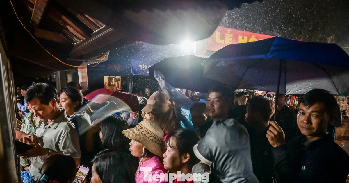 Hàng nghìn người xếp hàng dưới mưa để xin ấn đền Trần