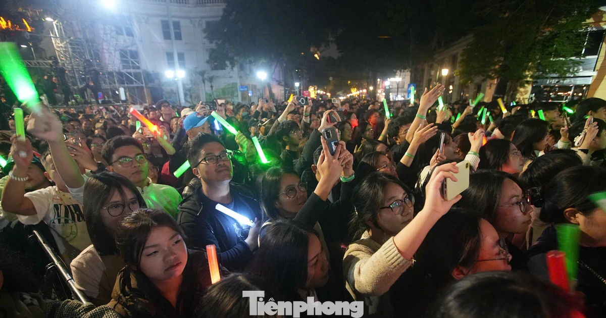 Hàng nghìn người vây kín Trúc Nhân, Lam Trường trước Nhà hát Lớn Hà Nội