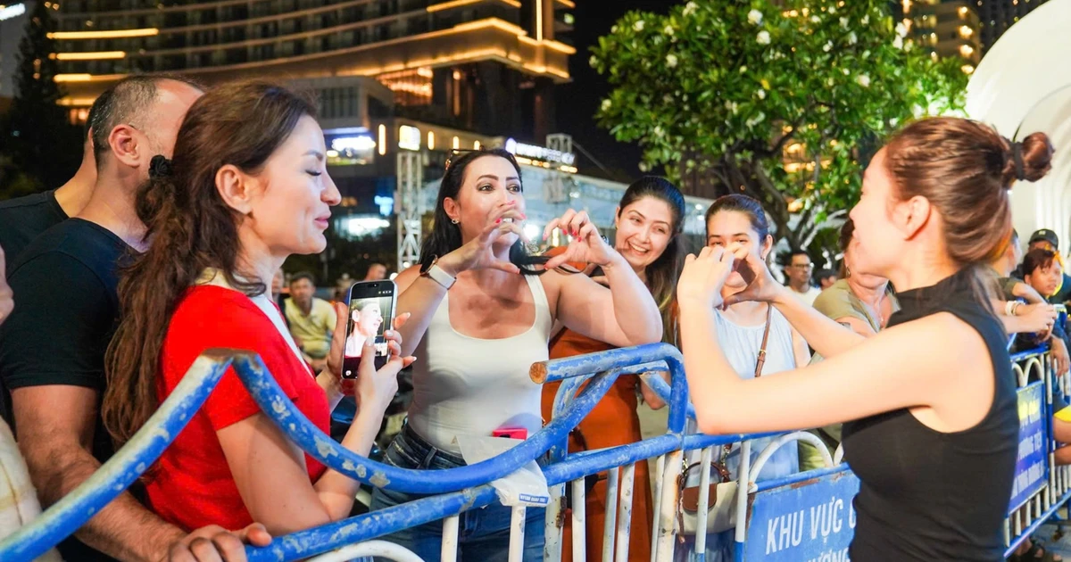 Khách nước ngoài cổ vũ nghệ sĩ tổng duyệt đêm nhạc 'Đón ánh bình minh' ở Khánh Hòa