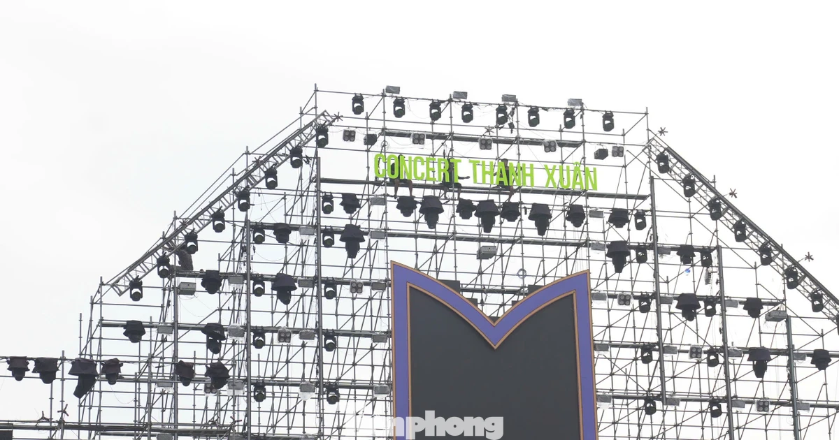 Gấp rút hoàn thiện sân khấu quy mô 20.000 người cho concert Thanh xuân