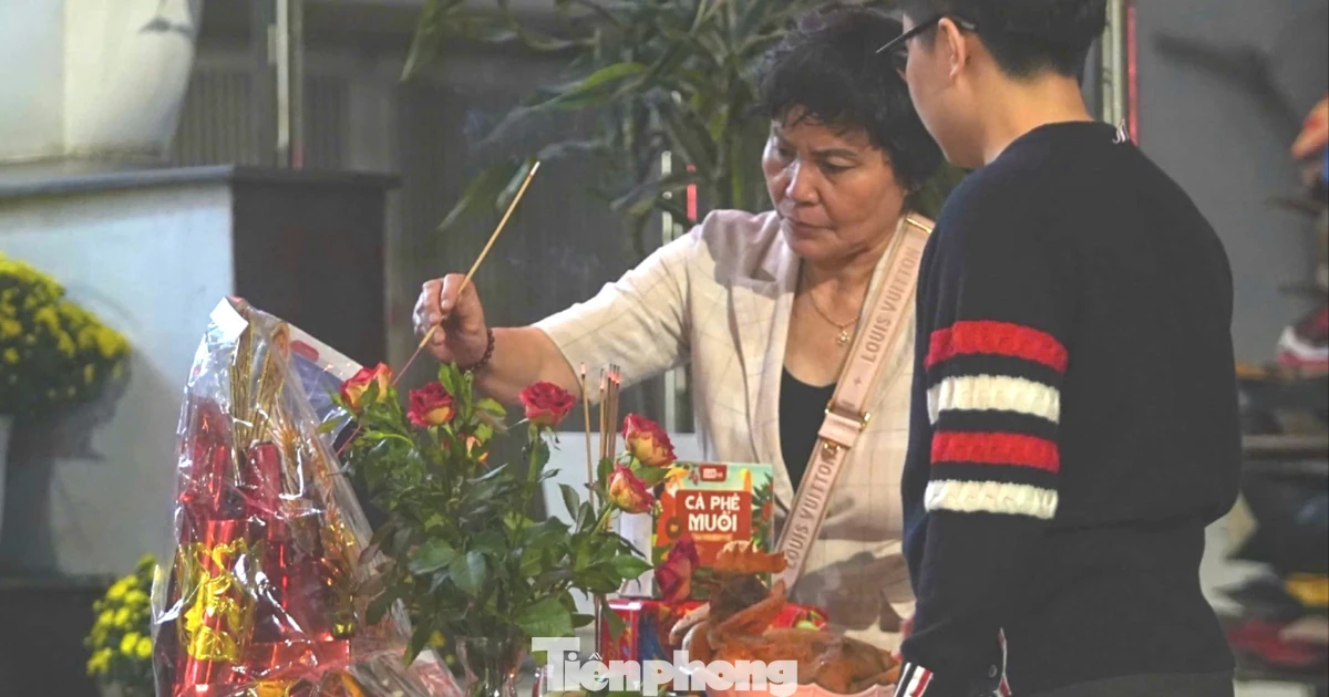 Người Hà Nội cúng Giao thừa ở vỉa hè, ban công chung cư