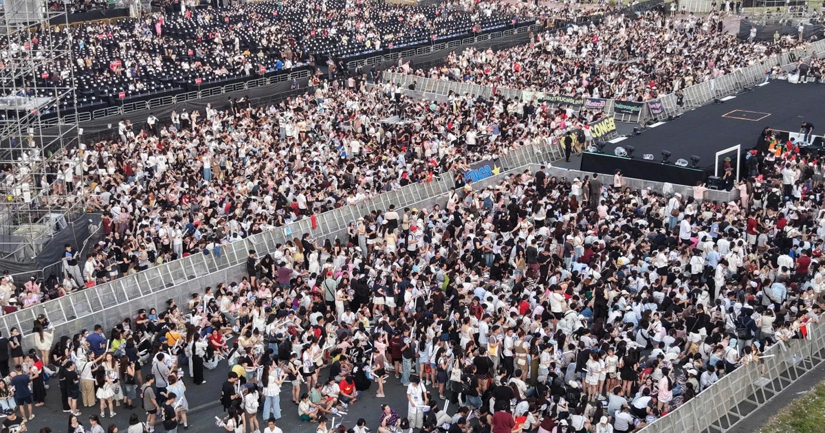 Hơn 20.000 người bắt đầu bùng nổ với concert Thanh xuân