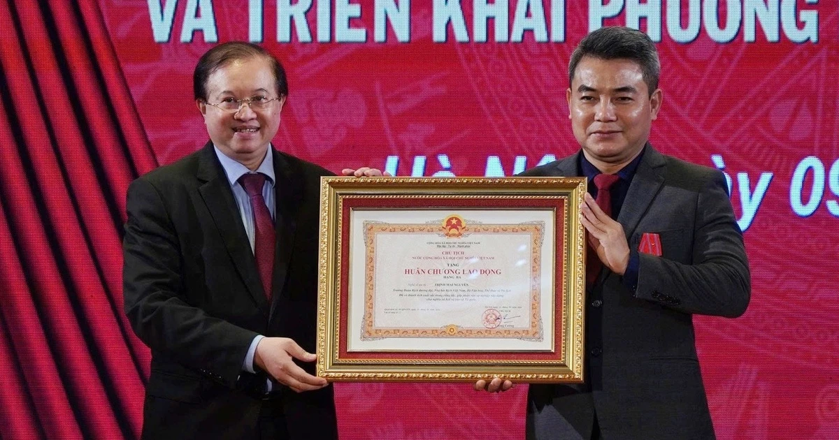 Phó Giám đốc Nhà hát Kịch Việt Nam nhận Huân chương lao động hạng ba