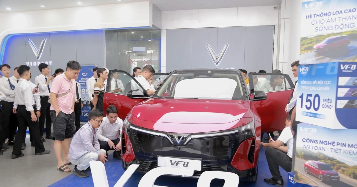 SUV điện VinFast VF 8 thế hệ mới chinh phục các gia đình mê xê dịch