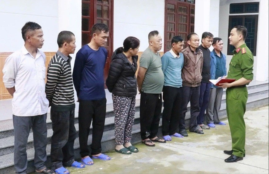 Lấy cớ đến chia buồn cùng gia đình có tang lễ để tổ chức đánh bạc