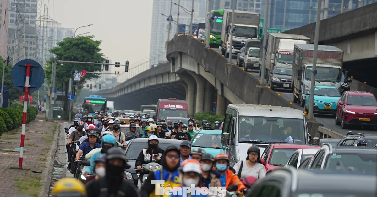 Dòng người rời Hà Nội nghỉ Giỗ Tổ, cửa ngõ phía Nam ùn tắc kéo dài