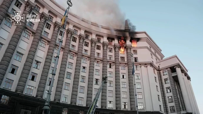 Tòa nhà Chính phủ Ukraine bốc cháy sau cuộc không kích của Nga